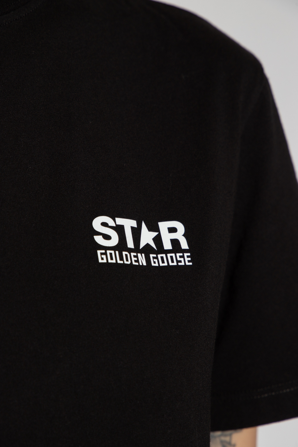 Tシャツ・カットソー Golden  FW25 T-SHIRT CON LOGO (GMP01220 P00067135479) Men's black T-shirt with contrasting white logo and star